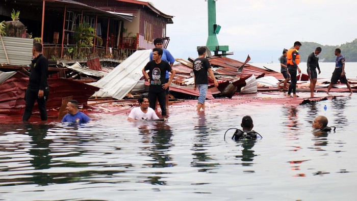 Sebuah bangunan di Jayapura ambruk ke laut usai diguncang gempa M 5,4. Tim penyelamat pun dikerahkan untuk mencari korban di reruntuhan bangunan.
