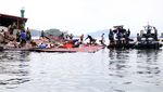 Potret Pencarian Korban Gempa Jayapura di Bangunan yang Ambruk ke Laut