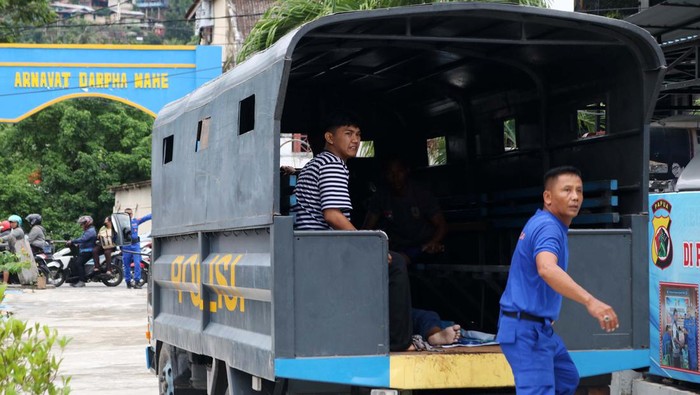 Potret Pencarian Korban Gempa Jayapura di Bangunan yang Ambruk ke Laut Sebuah bangunan di Jayapura ambruk ke laut usai diguncang gempa M 5,4. Tim penyelamat pun dikerahkan untuk mencari korban di reruntuhan bangunan.
