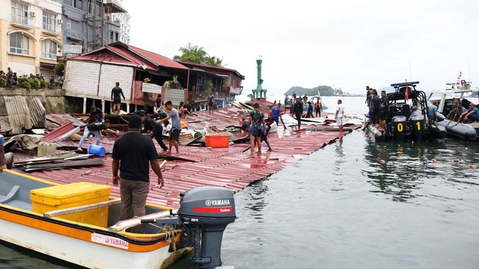 Sebuah bangunan di Jayapura ambruk ke laut usai diguncang gempa M 5,4. Tim penyelamat pun dikerahkan untuk mencari korban di reruntuhan bangunan.