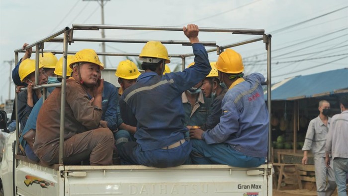 Sejumlah Tenaga Kerja Asing (TKA) berjalan di pasar yang berada di depan sebuah perusahaan smelter, Kecamatan Morosi, Konawe, Sulawesi Tenggara, Rabu (8/2/2023). Dinas Tenaga Kerja Transmigrasi (Disnakertrans) Provinsi Sulawesi Tenggara mencatat sekitar dua ribu TKA dari China itu bekerja di dua perusahaan smelter yaitu PT Virtue Dragon Nickel Industry (VDNI) dan PT Obsidian Stainless Steel (OSS). ANTARA FOTO/Jojon/tom.