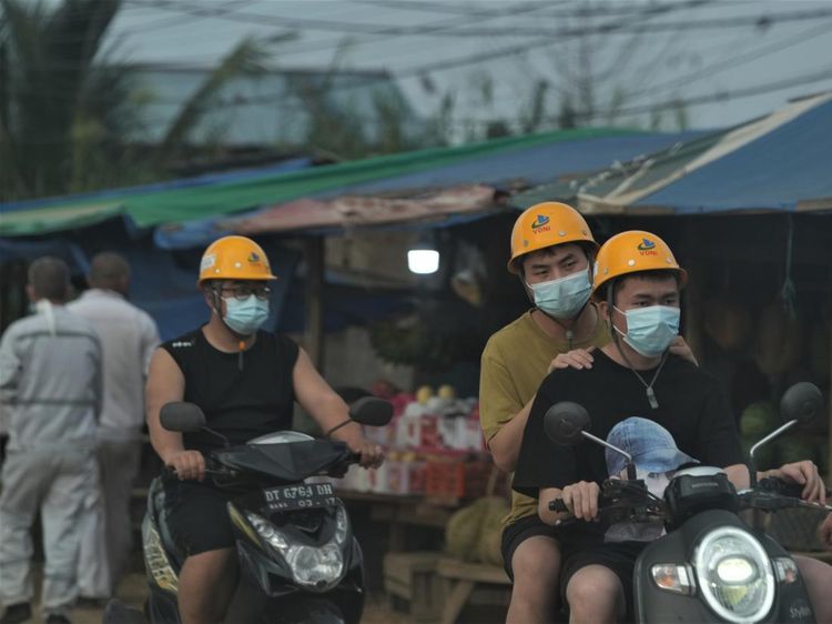 Potret TKA China di Sultra Bak Warlok, Belanja di Pasar hingga Naik Motor