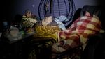 Potret Warga Selamat Gempa Turki Tidur di Mobil-Gelap Gulita