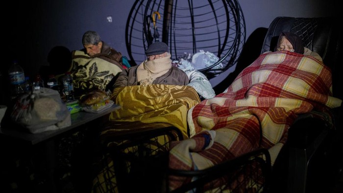 Korban gempa Turki yang selamat dialihkan untuk mengungsi ke tempat yang lebih aman. Ada juga yang memilih tidur di mobil pribadinya.