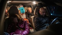 Sebuah keluarga korban gempa, tidur di dalam mobil di Hatay, Turki.