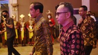 Presiden Joko Widodo (kiri) didampingi Ketua Dewan Komisioner Otoritas Jasa Keuangan Mahendra Siregar menghadiri Pertemuan Tahunan Industri Jasa Keuangan (PTIJK) 2023 di Jakarta.