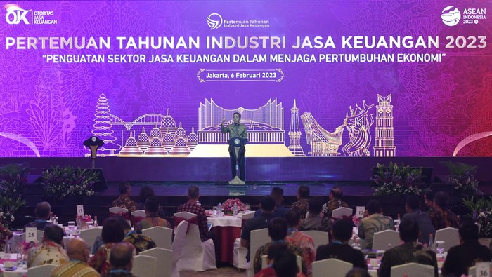 PRESIDEN HADIRI PERTEMUAN TAHUNAN INDUSTRI JASA KEUANGAN Presiden Joko Widodo memberikan arahan saat menghadiri Pertemuan Tahunan Industri Jasa Keuangan (PTIJK) 2023 di Jakarta, Senin (6/2/2023). PTIJK 2023 mengusung tema Penguatan Sektor Jasa Keuangan Dalam Menjaga Pertumbuhan Ekonomi. ANTARA FOTO/Hafidz Mubarak A/foc.