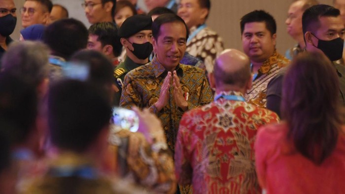 PRESIDEN HADIRI PERTEMUAN TAHUNAN INDUSTRI JASA KEUANGAN Presiden Joko Widodo memberikan arahan saat menghadiri Pertemuan Tahunan Industri Jasa Keuangan (PTIJK) 2023 di Jakarta, Senin (6/2/2023). PTIJK 2023 mengusung tema Penguatan Sektor Jasa Keuangan Dalam Menjaga Pertumbuhan Ekonomi. ANTARA FOTO/Hafidz Mubarak A/foc.