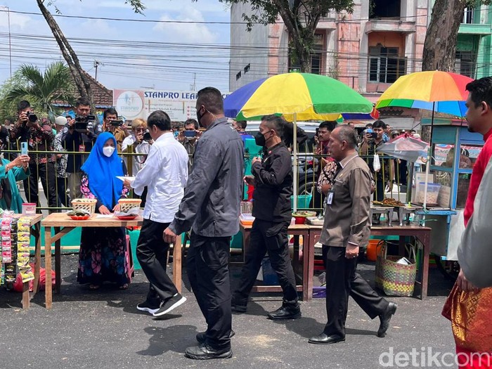 Presiden Jokowi membagikan uang ke pedagang di Pasar Halat Medan (Finta Rahyuni/detikSumut)