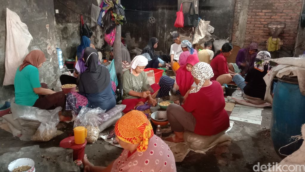 Produksi keripik melinjo di Kampung UGM, Indramayu.