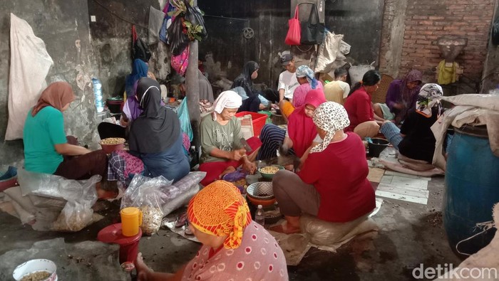 Produksi keripik melinjo di Kampung UGM, Indramayu.