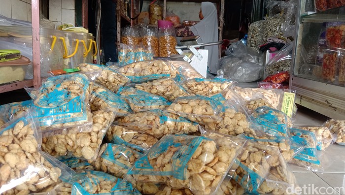 Produksi keripik melinjo di Kampung UGM, Indramayu.