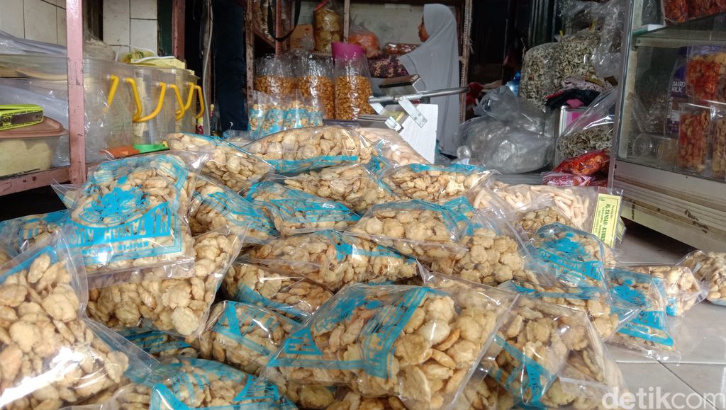 Produksi keripik melinjo di Kampung UGM, Indramayu.