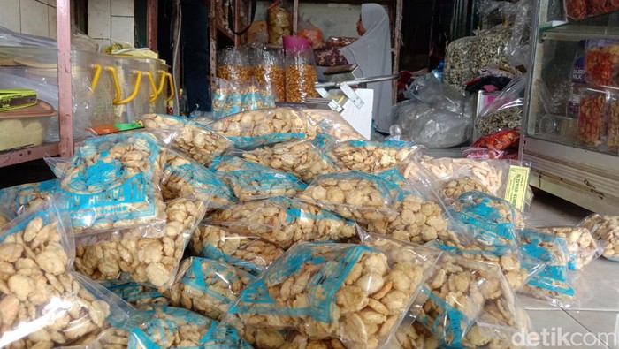 Produksi keripik melinjo di Kampung UGM, Indramayu.