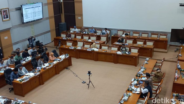 Rapat panitia kerja Komisi VIII DPR dengan PT Garuda Indonesia