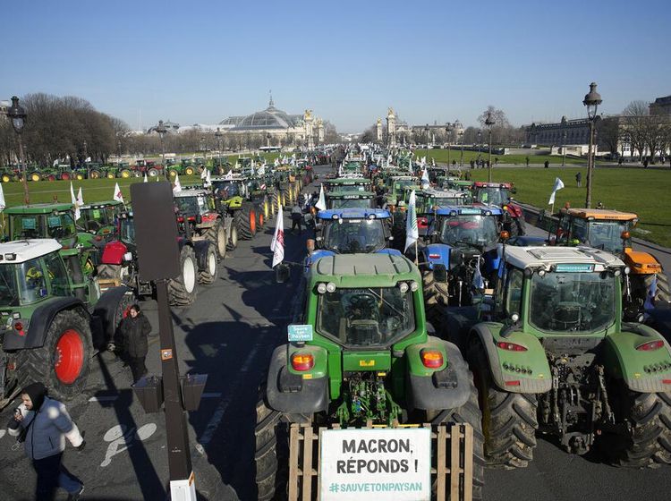 Ratusan Petani Bawa Traktor ke Paris, Protes Larangan Pestisida