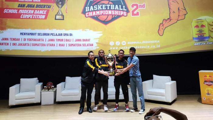 RBBC 2023 untuk Mencari Bibit-bibit Basket Indonesia Red Bull Basketball Championships (RBBC) 2023 akan kembali digelar. Kompetisi antar pelajar SMA ini untuk mengembangkan potensi atlet muda.