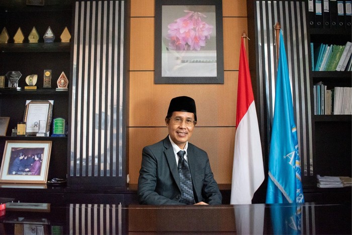 Rektor UAA Dr. H. Hamam Hadi