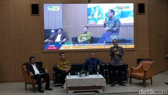 Rektor Untirta, Fatah Sulaiman, menjelaskan soal dirinya menitipkan mahasiswa inisial NZ di Fakultas Kedokteran, Unila. (Bahtiar R/detikcom)