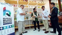 Peresmian relokasi Rumah BUMN milik Bank Mandiri dihadiri oleh Kabid Promosi, Kemitraan dan Jasa Perdagangan Disperdagin Kota Bogor Ayip Samsul Muarif, VP CSR Dept Bank Mandiri Diwangkoro A Ratam, Regional Operations Head Bank Mandiri Region V/Jakarta 3 Andi Riano Kaharap, Fasilitator Rumah BUMN Bank Mandiri Bogor Hielda Widianingsih, dan Area Head Bank Mandiri Bogor Hermawan Handoyo Widodo.