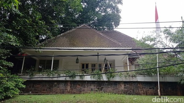 Penampakan bagian depan rumah ibu negara pertama Indonesia, Fatmawati di Kebayoran Baru, Jakarta Selatan, Kamis (9/2). Penampakan bagian depan rumah ibu negara pertama Indonesia, Fatmawati di Kebayoran Baru, Jakarta Selatan, Kamis (9/2).