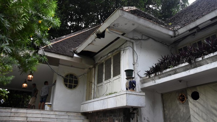 RUMAH FATMAWATI DITETAPKAN SEBAGAI CAGAR BUDAYA Pekerja melakukan pemugaran bangunan di Rumah Fatmawati, Kebayoran Baru, Jakarta Selatan, Rabu (8/2/2023). Pemerintah Provinsi DKI Jakarta menetapkan status rumah ibu negara pertama Indonesia, Fatmawati menjadi bangunan cagar budaya. ANTARA FOTO/Indrianto Eko Suwarso/tom.
