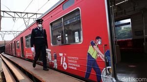 Viral Penumpang Salat di Dalam KRL, PT KCI Buka Suara