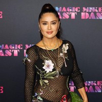 Dalam wawancara dengan Glamour, istri dari bos Gucci, François-Henri Pinault itu mengaku dia sempat ragu untuk mengenakan dress jaring-jaring tersebut ke premier film terbarunya. Foto: Getty Images