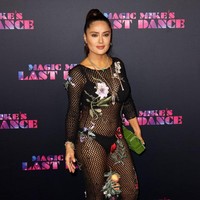 Namun Salma Hayek kemudian mengatakan pada putrinya dia tidak peduli dengan perutnya. “Kamu tahu? Lupakan itu semua. Aku 56, semuanya tampak bagus,” kata aktris yang berulang tahun ke-56 pada 2 September 2023. Foto: Getty Images