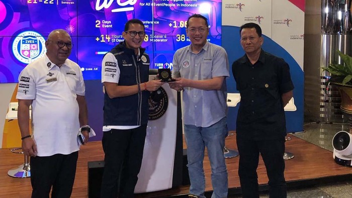 Sandiaga Dukung IVES 2023 Indonesia Event Management Summit (IVES) akan digelar 21-22 Februari 2023 di Jakarta Convention Center. Kegiatan ini turut didukung Kemenparekraf.