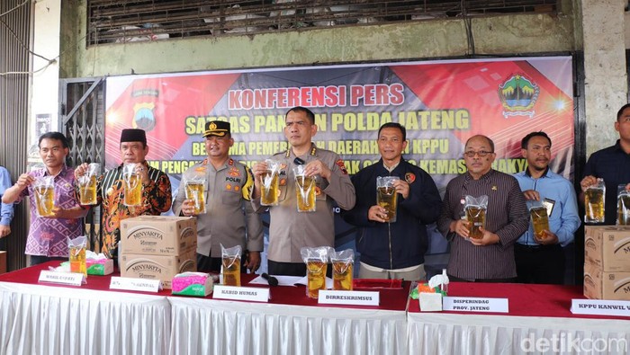 Satgas Pangan Polda Jateng menggerebek gudang di Pasar Weleri, Kendal, Kamis (8/2/2023).