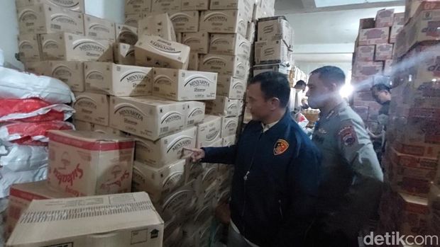 Satgas Pangan Polda Jateng menggerebek gudang di Pasar Weleri, Kendal, Kamis (8/2/2023).