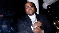 Sean Kingston malah terlalu asyik dengan mobil Cadillac Esacalde sewaannya. Dia sampai lupa membayar sewa hingga membuat perusahaan pemilik mobil itu marah besar. Foto: Instagram Sean Kingston