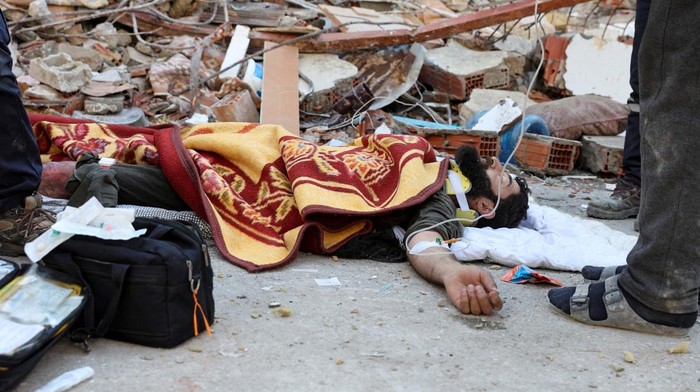 The dead bodies of Esra, Mahsen and Besira, the wife and daughters of Abdulalim Muaini, lie on the ground in the aftermath of a deadly earthquake in Hatay, Turkey, February 8, 2023. REUTERS/Umit Bektas    SEARCH 