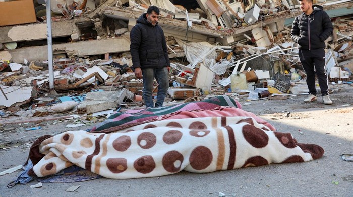 The dead bodies of Esra, Mahsen and Besira, the wife and daughters of Abdulalim Muaini, lie on the ground in the aftermath of a deadly earthquake in Hatay, Turkey, February 8, 2023. REUTERS/Umit Bektas    SEARCH 