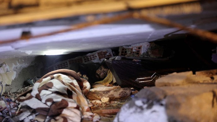 Sedih! Pria Ini Bertahan Hidup di Reruntuhan Samping Jenazah Istrinya The dead bodies of Esra, Mahsen and Besira, the wife and daughters of Abdulalim Muaini, lie on the ground in the aftermath of a deadly earthquake in Hatay, Turkey, February 8, 2023. REUTERS/Umit Bektas SEARCH