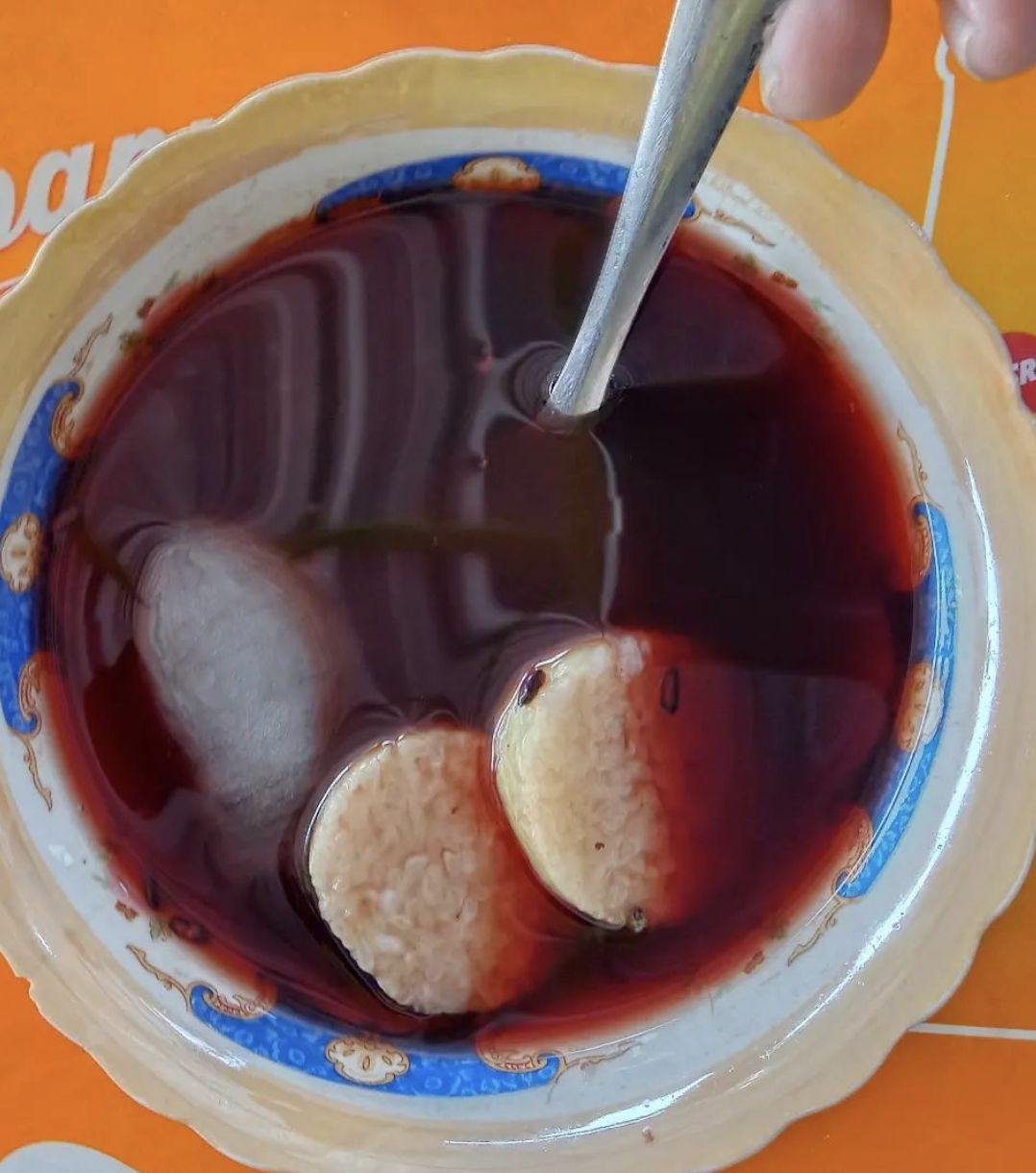 Segarnya Es Tape Ketan Hitam, Kuliner Favorit di Kolam Segaran