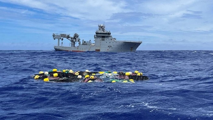 Selandia Baru Temukan Kokain 3,2 Ton Mengapung di Laut, Begini Wujudnya A view shows bags of cocaine, said to be recovered by New Zealand Police, Customs and NZDF at sea, in a net floating in the Pacific Ocean, in New Zealand, in this undated handout image released on February 8, 2023. New Zealand Police/Handout via REUTERS THIS IMAGE HAS BEEN SUPPLIED BY A THIRD PARTY. NO RESALES. NO ARCHIVES. MANDATORY CREDIT