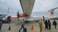 Sejumlah penumpang berjalan menuju pesawat yang akan mengangkutnya di Bandara Perintis Morowali, Kabupaten Morowali, Sulawesi Tengah, Kamis (9/2/2023).