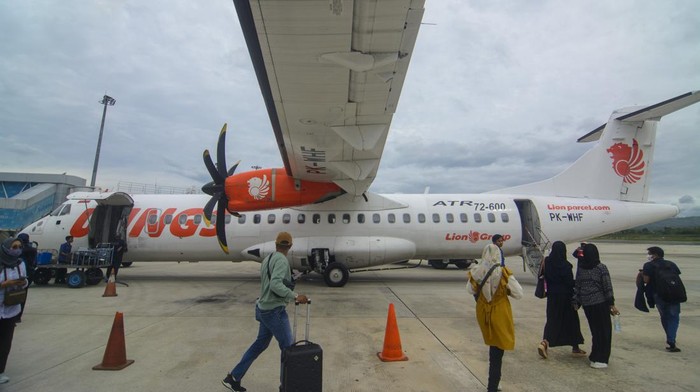 Sempat Ditutup, Bandara Perintis Morowali Dibuka Kembali Sejumlah penumpang berjalan menuju pesawat yang akan mengangkutnya di Bandara Perintis Morowali, Kabupaten Morowali, Sulawesi Tengah, Kamis (9/2/2023). Bandara yang sempat ditutup beberapa waktu lalu akibat pandemi, kini dibuka kembali untuk menunjang investasi sektor pertambangan yang berkembang pesat dan berkontribusi besar bagi pertumbuhan ekonomi di wilayah itu. ANTARA FOTO/Basri Marzuki/foc.