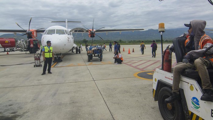 Sejumlah penumpang berjalan menuju pesawat yang akan mengangkutnya di Bandara Perintis Morowali, Kabupaten Morowali, Sulawesi Tengah, Kamis (9/2/2023). Bandara yang sempat ditutup beberapa waktu lalu akibat pandemi, kini dibuka kembali untuk menunjang investasi sektor pertambangan yang berkembang pesat dan berkontribusi besar bagi pertumbuhan ekonomi di wilayah itu. ANTARA FOTO/Basri Marzuki/foc.