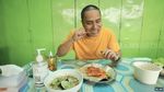 Seru! Momen Ressa Herlambang Jajan Lontong Sayur hingga Es Cendol