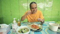 Di rumah makan yang sama, pria 36 tahun ini juga menikmati sate taichan yang super pedas. Ressa Herlambang menikmati terlihat menyukainya!