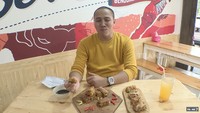 Kuliner serba pedas pernah begitu viral. Ressa Herlambang pun pernah menantang diri cicip martabak mie super pedas. Ia bilang rasanya sangat pedas karena berisi banyak cabe.
