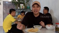 Kalau ini momen Ressa Herlambang jajan es cendol legendaris di Jelambar, Jakarta Barat. Rasanya nikmat karena berisi durian Medan.