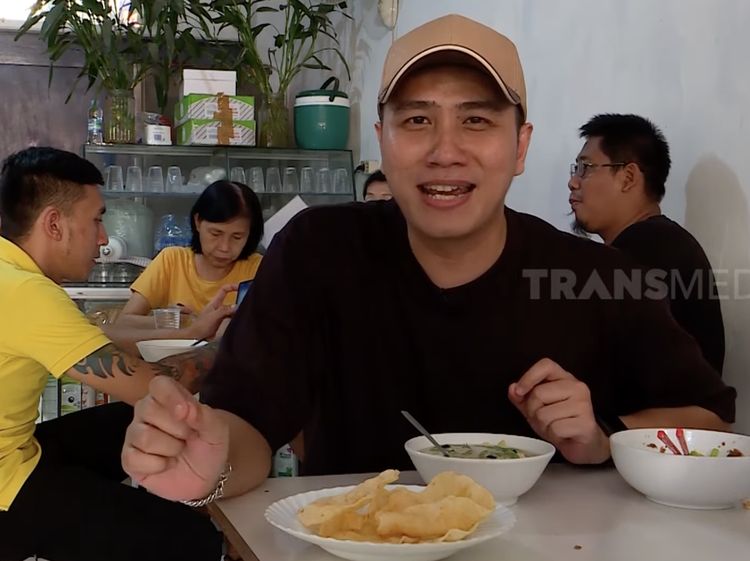 Seru! Momen Ressa Herlambang Jajan Lontong Sayur hingga Es Cendol