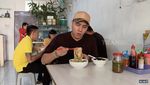 Seru! Momen Ressa Herlambang Jajan Lontong Sayur hingga Es Cendol