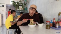 Masih di tempat yang sama dengan es cendol, Ressa Herlambang juga mencoba kwetiau ayam rebus di sana. 