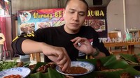 Bebek bakar di Bebek Arjuna, Kemayoran jadi tujuan kuliner Ressa Herlambang selanjutnya. Ia mencocolkannya ke sambal yang pedas nikmat.
