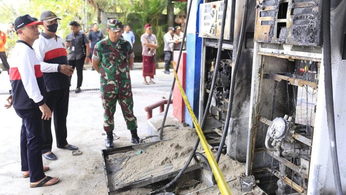 Sisa pasir dan garis polisi dipasang pada mesin pompa SPBU Ceningan, Nusa Penida, Kamis (9/2/2023). (IST)